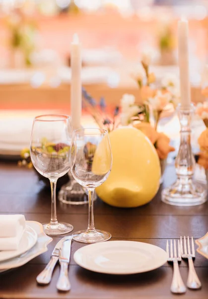 Easter table set in yellow green colors — Stock Photo, Image