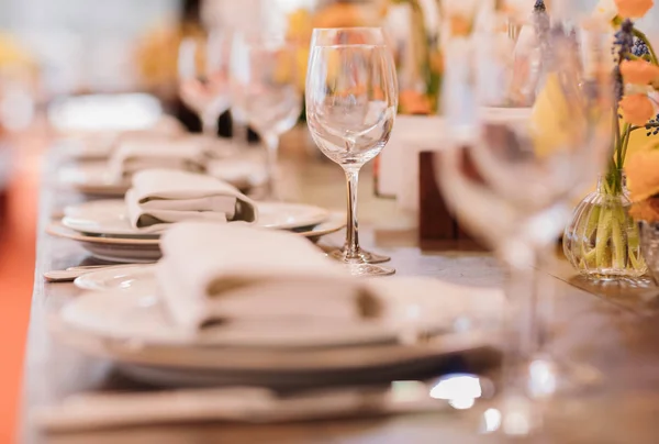 Served dinner table setting in a restaurant — Stock Photo, Image