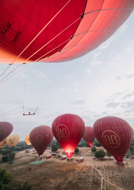 kırmızı sıcak hava balonları City Bagan
