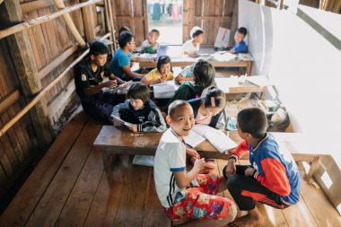 köy okulunda ders sahip sevimli Asya çocuk 