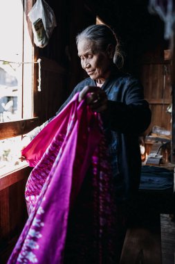 yaşlı terzi kadın Myanmar Burma Köyü, Inle Gölü, mor Tekstil ile