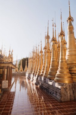 Birman mimarisinin altın stupas