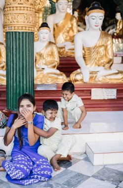 Asyalı kadın ile Schwedagon Pagoda, Yangon, Myanmar çocuklarda