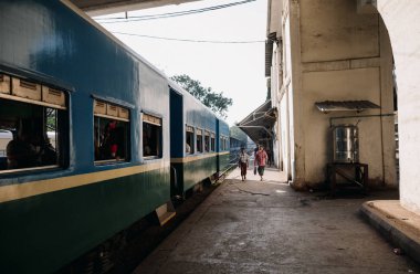 Yangon demiryolu platformu üzerinde çalışan yolcu