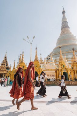 Meydanında Schwedagon Pagoda Budist insanlar