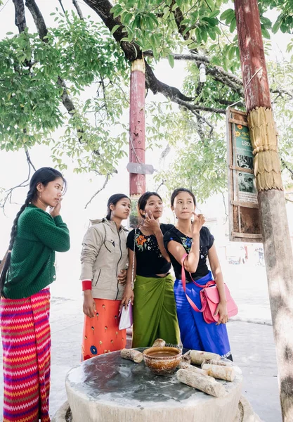 Mulheres Bonitas Colorido Tradicional Vestido Aldeia Kuthodaw Pagoda Mandalay Myanmar — Fotografia de Stock