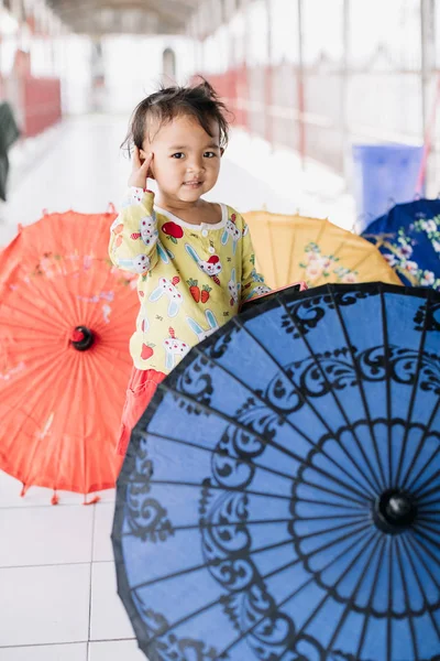 Entzückende Kleine Asiatische Mädchen Mit Bunten Regenschirmen — Stockfoto