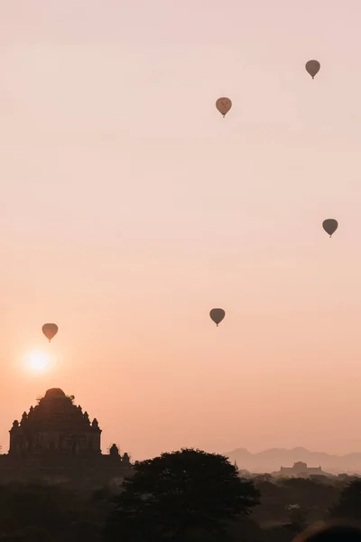 Літаючих Повітряних Кулях Небо Сонце Силует Буддійська Ступа — стокове фото