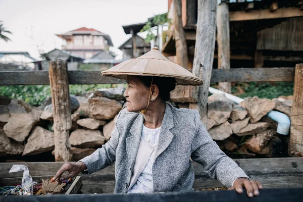 传统帽子 Ymawa 茵莱湖湖 缅甸缅甸的亚洲老年妇女 — 图库照片