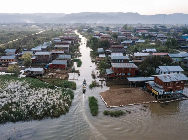 Luftaufnahme Eines Asiatischen Dorfes Mit Gebäuden Und Fluss — Stockfoto