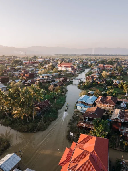 建物と川にアジアの熱帯の風景の空撮 — ストック写真