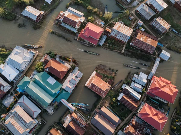アジアの田舎で空撮住宅フローティング ボート川 — ストック写真
