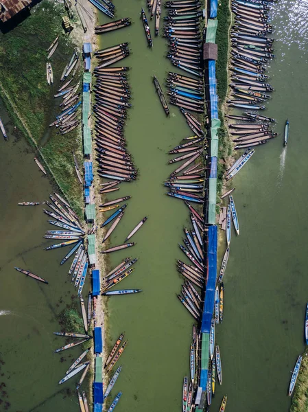 アジアの木製ボートで水上マーケットの空中写真 — ストック写真