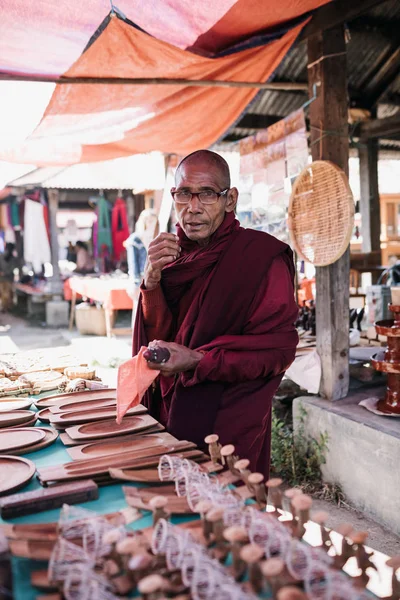 Hombre Monje Budista Mercadillo Mirando Cámara —  Fotos de Stock