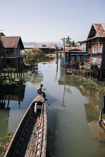 Bateau Flottant Dans Lac Avec Des Cabanes Eau Bois — Photo