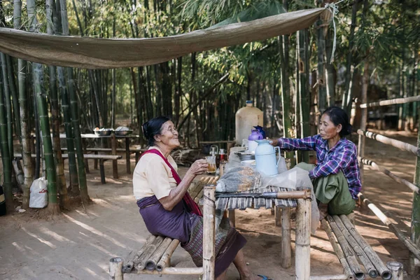 Iki Eski Köy Myanmar Masada Oturan Bayan — Stok fotoğraf