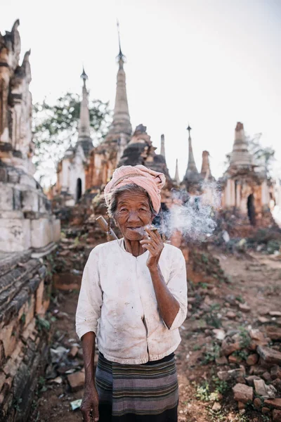 Mulher Idosa Asiática Fumando Inle Lake Myanmar Birmânia — Fotografia de Stock