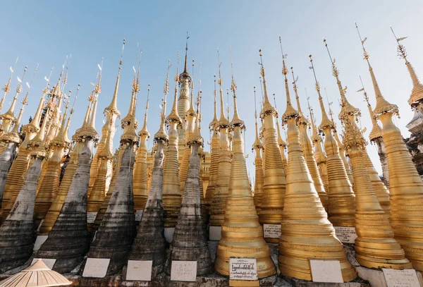 Inn Thi Pagoda Буддийская Архитектура Золотыми Ступами — стоковое фото