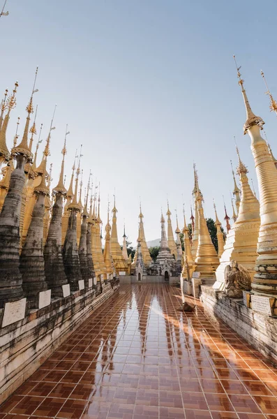Традиционные Храмы Архитектуры Золотыми Ступы Буддизм — стоковое фото
