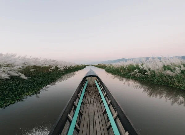 Плаваючий Човен Річці Річкове Узбережжя Травою — стокове фото