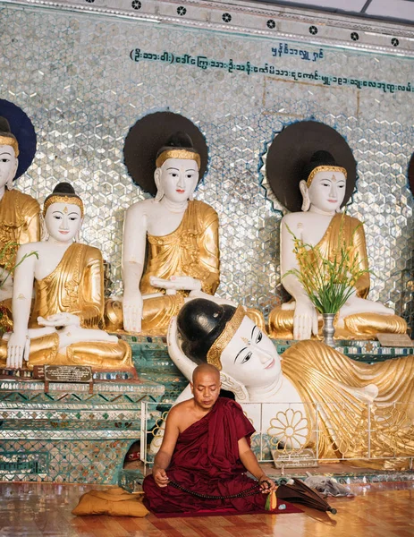 Hombre Budista Rezando Pagoda Schwedagon Las Estatuas Buda — Foto de Stock