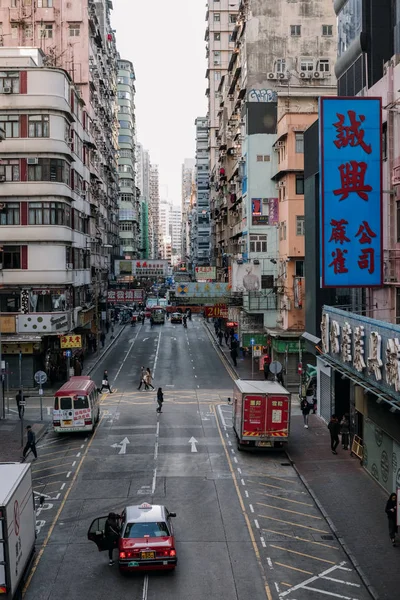 中国の建築と車で通りの道路 — ストック写真