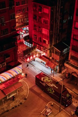 Neon ışıkları ve Nakliye kamyonu araba Tapınağı sokak pazarında, şehir sokak 