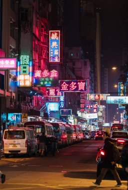 Mongkok, Hong Kong binalar ile neon reklam Caddesi üzerinde gece