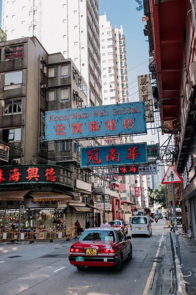 Stadtarchitektur Und Straße Mit Autos Und Chinesischer Werbung — Stockfoto