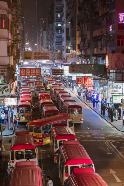 Geceleri Kalabalık Sokak Yol Trafik — Stok fotoğraf