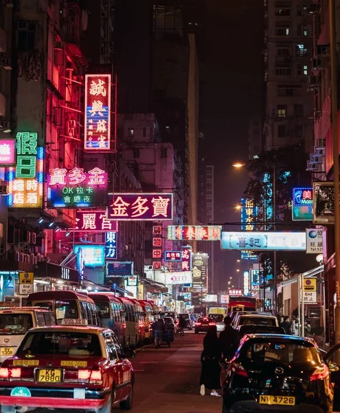 Nuit Hong Kong Bâtiments Avec Des Publicités Néon Dans Rue — Photo