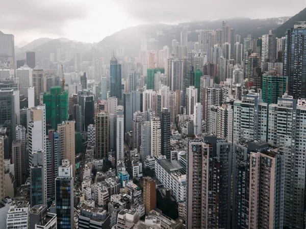 香港ビジネス建物と背景の山 — ストック写真