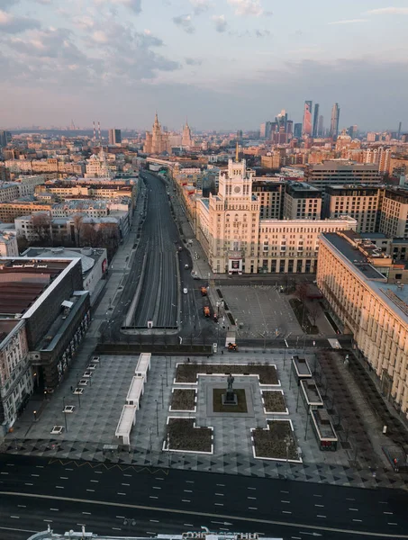 Пустые улицы Москвы во время карантинной изоляции в апреле 2020 года — стоковое фото