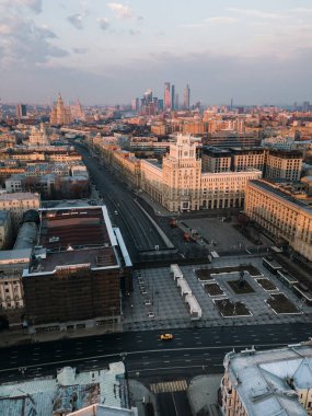 Nisan 2020 'deki karantina süresince Moskova sokaklarının boşaltılması