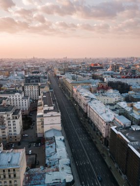 Nisan 2020 'deki karantina süresince Moskova sokaklarının boşaltılması