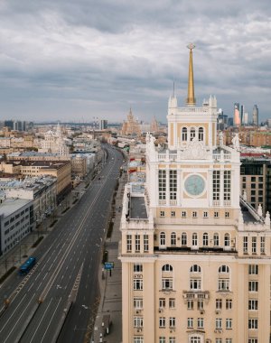 Nisan 2020 'deki karantina süresince Moskova sokaklarının boşaltılması