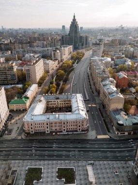 Nisan 2020 'deki karantina süresince Moskova sokaklarının boşaltılması