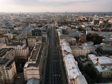 Nisan 2020 'deki karantina süresince Moskova sokaklarının boşaltılması