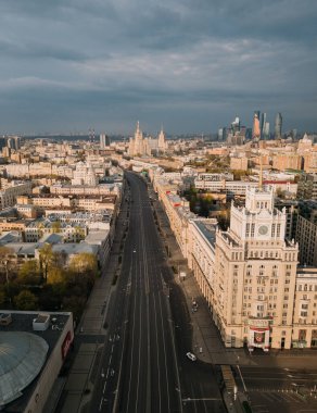 Nisan 2020 'deki karantina süresince Moskova' nın boş Tverskaya ve Garden caddeleri