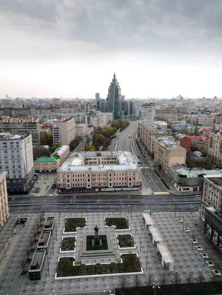 Les rues vides de Moscou pendant le verrouillage de la quarantaine en avril 2020 — Photo