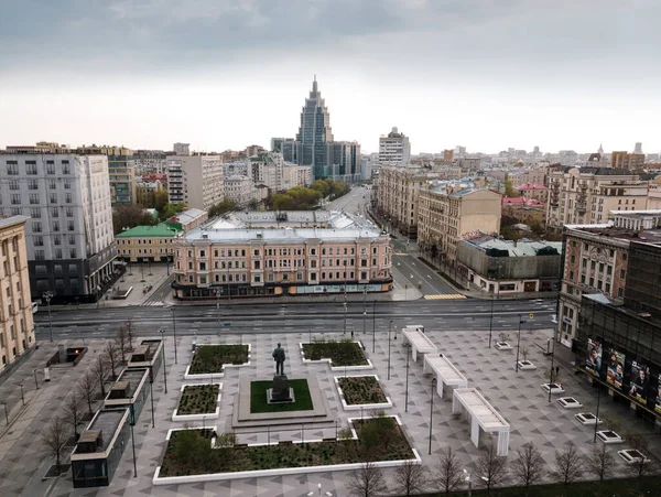 Prázdné Moskva Tverskaya a Zahradní kruhové ulice během karantény uzamčení v dubnu 2020 — Stock fotografie