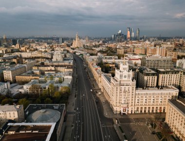 Nisan 2020 'deki karantina süresince Moskova' nın boş Tverskaya ve Garden caddeleri