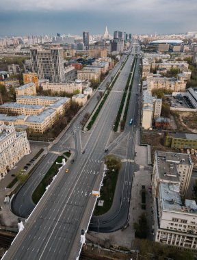 Nisan 2020 'deki karantina süresince Moskova sokaklarının boşaltılması