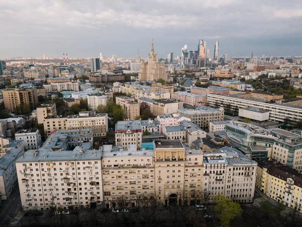 Lege straten in Moskou tijdens de quarantaineafsluiting in april 2020 — Stockfoto