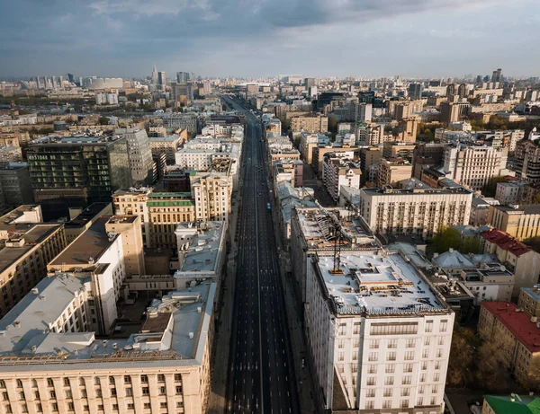 Üres Moszkva Tverszkaja és Kertgyűrű utcák a karantén lezárása alatt 2020 áprilisában — Stock Fotó