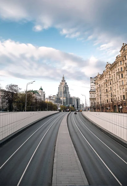 Vaciar las calles de Moscú durante el cierre de cuarentena en abril de 2020 — Foto de Stock