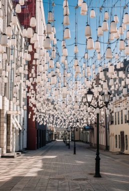 Nisan 2020 'deki karantina süresince Moskova' daki boş Stoleshnikov sokağı