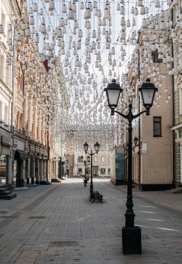 Nisan 2020 'deki karantina süresince Moskova' daki boş Stoleshnikov sokağı