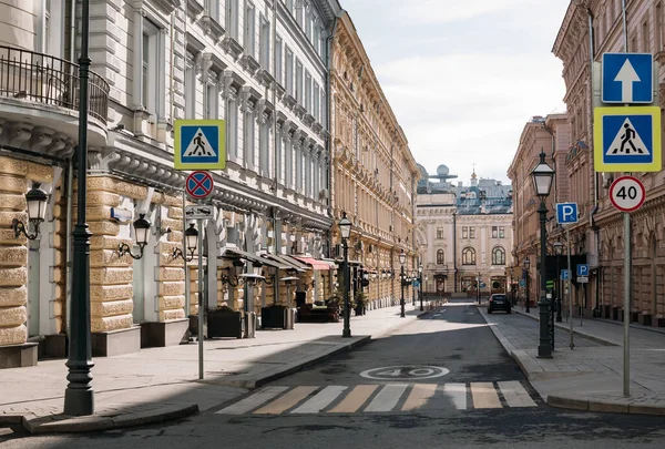 Les rues vides de Moscou pendant le verrouillage de la quarantaine en avril 2020 — Photo