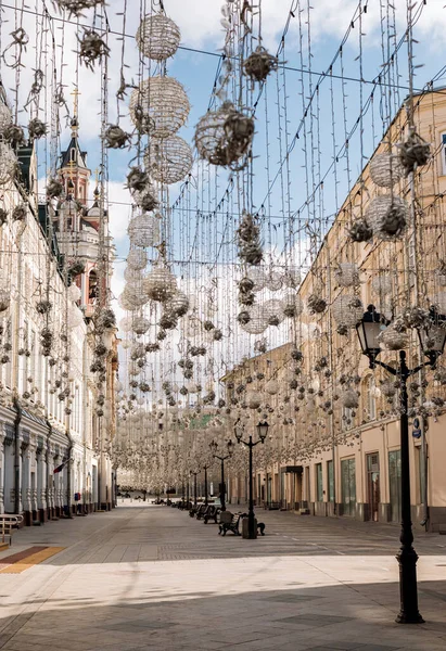 Rua Nikolskaya vazia em Moscou durante o bloqueio de quarentena em abril 2020 — Fotografia de Stock